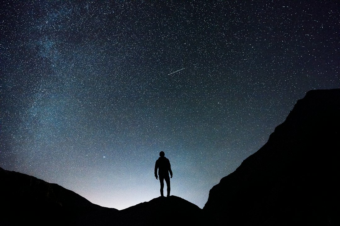 Silhouette contemplative sous un ciel étoilé, image symbolique de la vision intérieure Psychup